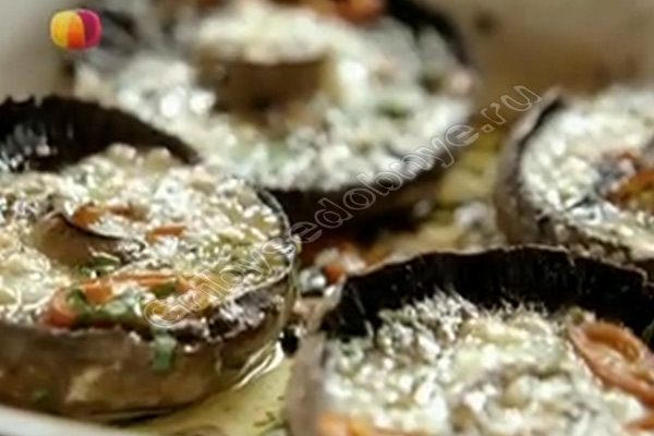 Фото 8 к рецепту приготовления печёных грибов с сыром и травами
