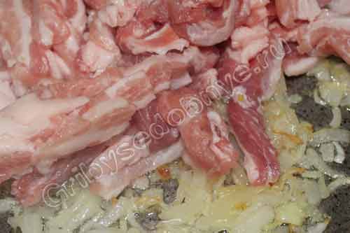 Лук и мясо обжарить, поперчить и посолить