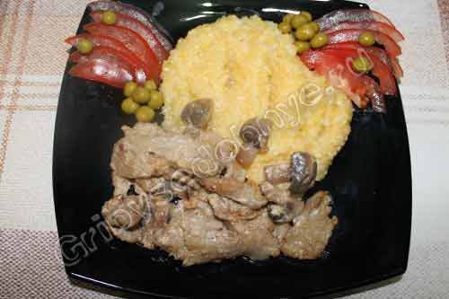 Каша кукурузная с грибами и мясом готова.