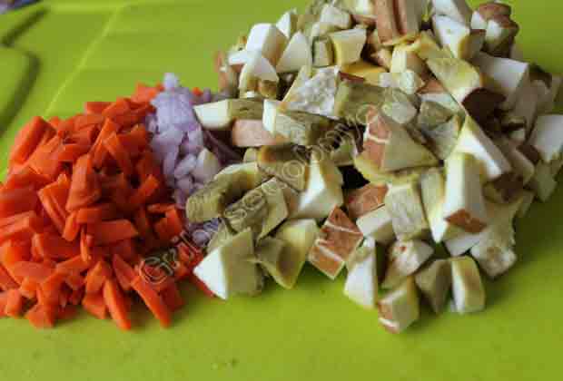 Репчатый лук и морковь мелко нарезаем