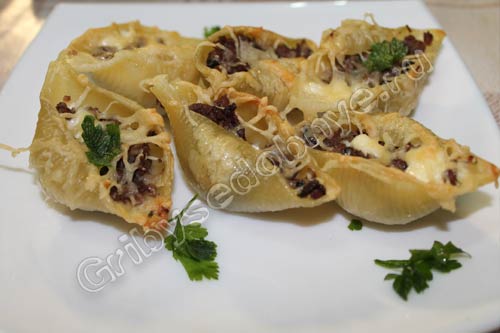 Ракушки фаршированные куриным фаршем и грибами 