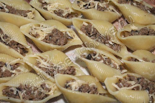 Начиняем ракушки фаршем и сыром