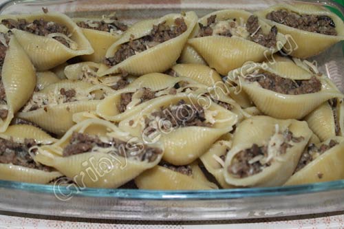 Укладываем фаршированные ракушки в жаропрочную посуду