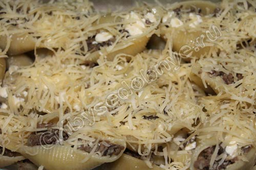 Засыпаем оставшимся сыром