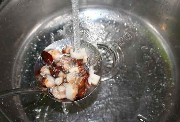 Прополаскиваем грибы под струёй холодной воды