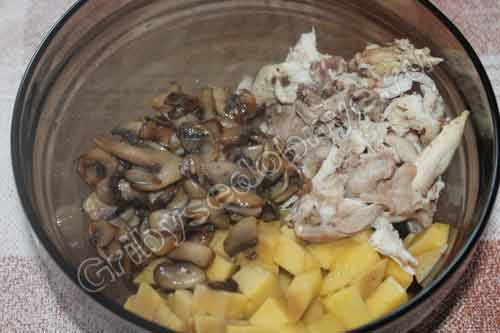 Смешать в чашке курицу, манго и шампиньоны