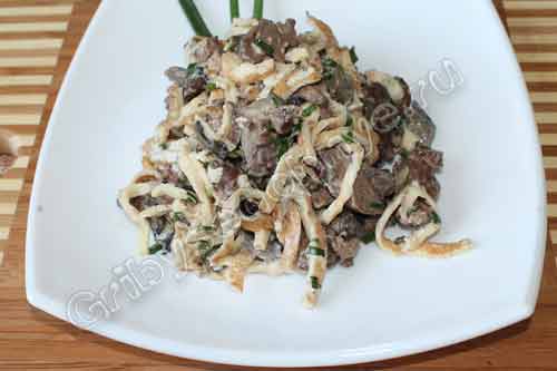 Тёплый салат с лесными грибами и куриной печенью готов
