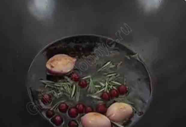 Добавляем ягоды и листья розмарина