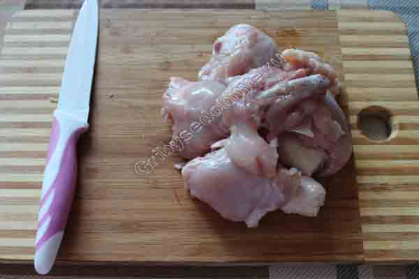 Нарезаем довольно крупными кусочками мясо