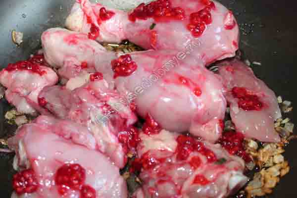 Выкладываем малиновое мясо курицы на сковороду