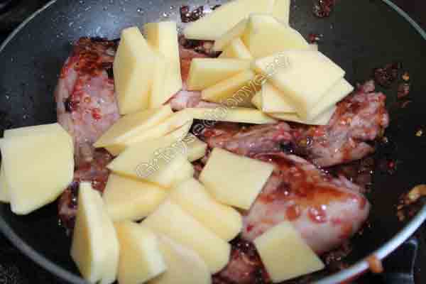 Добавляем нарезанный картофель к курице