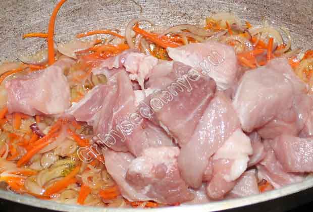 Выкладываем кусочки свининочки